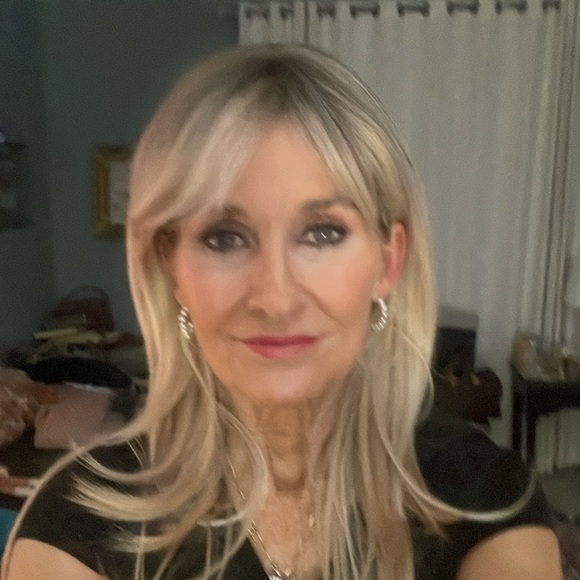 Beautiful long Blonde wig with bangs - Picture 4 of 9